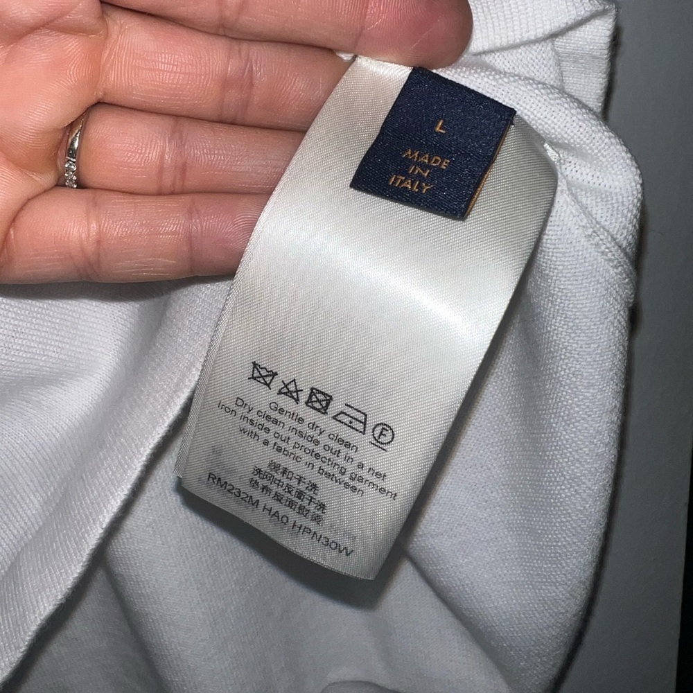 Louis Vuitton Men’s White T-Shirt with Pink Logo - Picture 6 of 6
